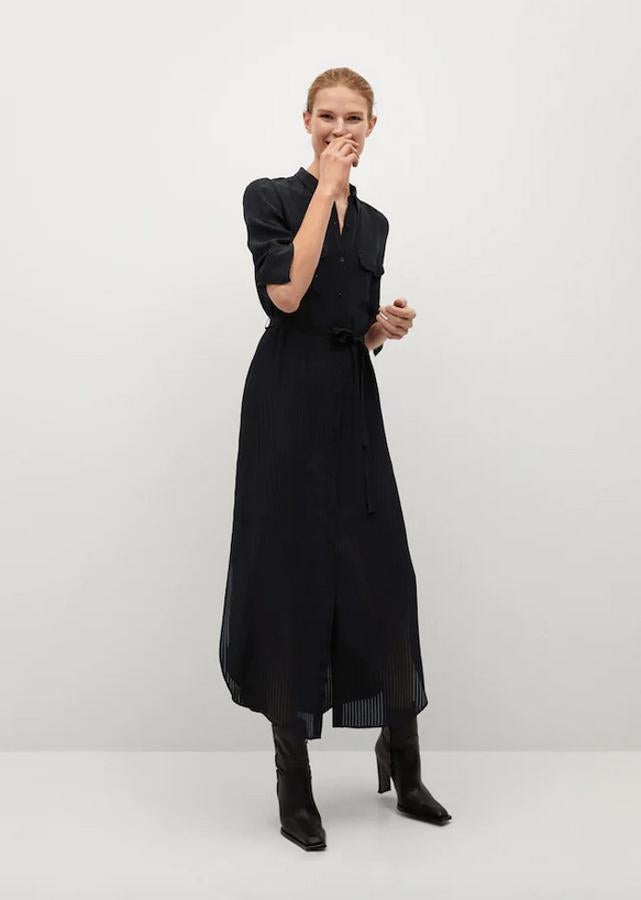 Con estampado de rayas a tono en negro, este vestido camisero de diseño largo acampanado con dos bolsillos de parche en el pecho solo podemos comprarlo en la web de Mango. Tiene un precio de 49,99 euros y está disponible entre las tallas XS y L.