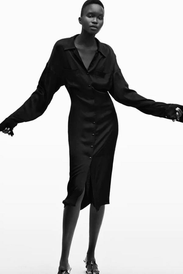 Confeccionado en viscosa sostenible con acabado satinado, este vestido camisero de Zara en color negro viene con cuello de solapa, manga larga acabada en puño y bolsillos de plastrón con solapa en la pechera. Con cierre frontal de botones a tono, cuesta 39,95 euros y está disponible entre las tallas XS y XXL.