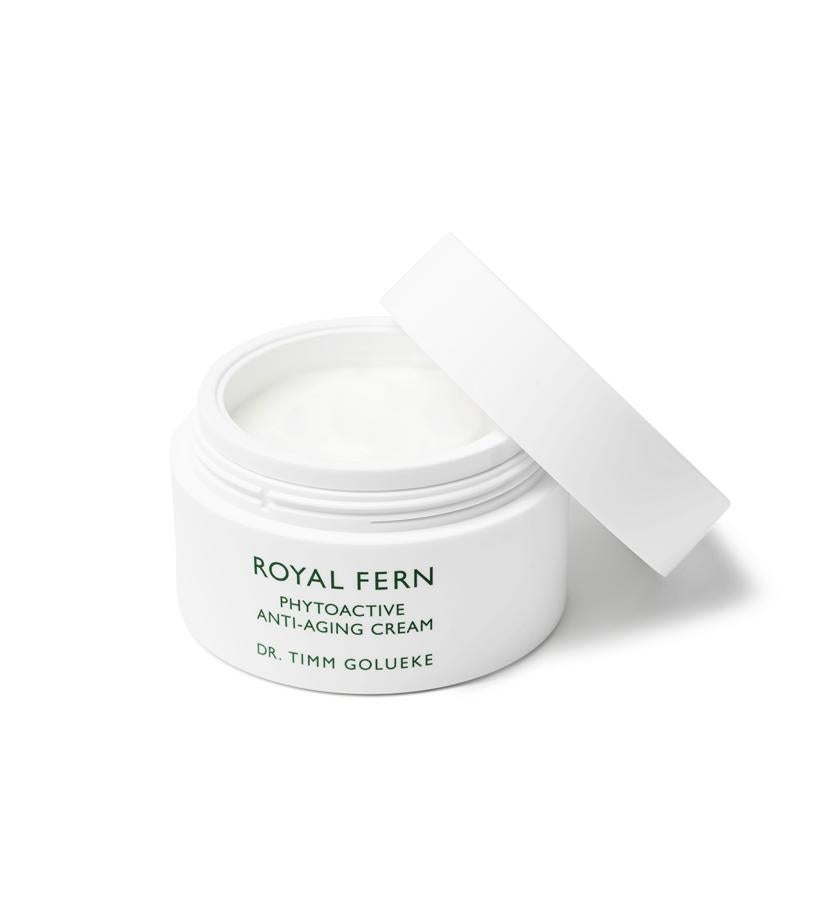 Contiene extractos de plantas y antioxidantes que previenen el envejecimiento cutáneo intrínseco y extrínseco, protegen contra las agresiones ambientales y contrarrestan la formación de pigmentos. Proporciona hidratación directa a las capas más profundas y estimula la producción natural de colágeno de la piel, a la vez que inhibe la pérdida de colágeno y elastina.  Phytoactive Anti-Aging Cream de Royal Fern  (235 €).