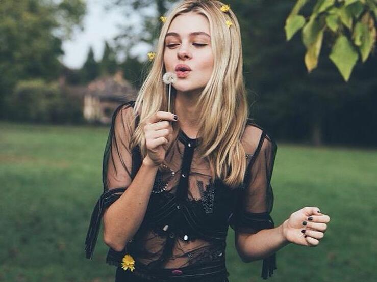 Fotos: Negra y semitransparente: la blusa que no puede faltar este mes en tu armario es esta