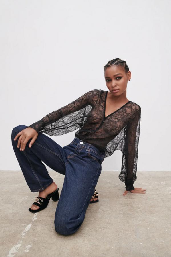 Este body es tan bonito que nos hemos tomado la libertad de meterlo en esta galería, porque su diseño semitransparente y holgado con tela de encaje y cierre frontal de botones nos ha conquistado. Es de Zara, cuesta 19,95 euros y está disponible entre las tallas XS y XL.