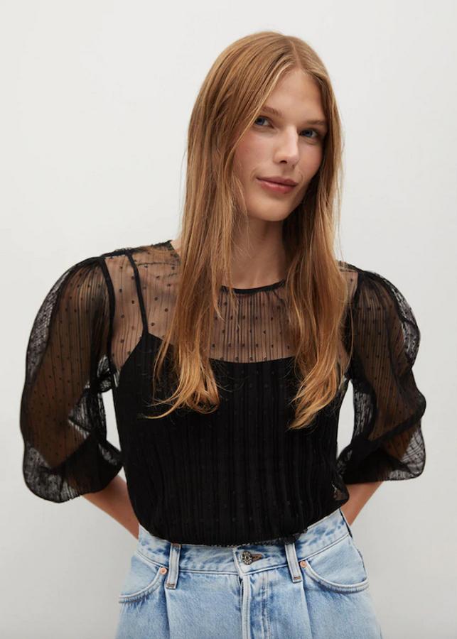 Tejido semitransparente en plumeti para esta blusa de cuello redondo de Mango con cuello redondo, mangas largas abullonadas y acabadas en puños elásticos. Está rebajada y de 25,99 euros ha pasado a 19,99 euros. Podemos encontrarla en las tallas S, M y L.