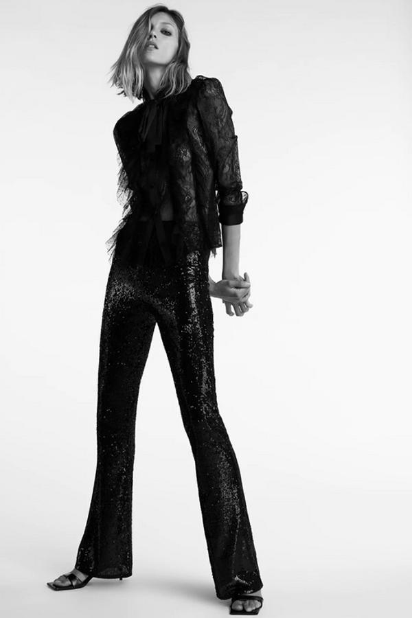 Con cuello subido con lazo, mangas largas y detalle de aplicación de volantes delanteros, esta blusa negra de encaje es de Zara y podemos encontrarla entre las tallas XS y L por 25,95 euros.