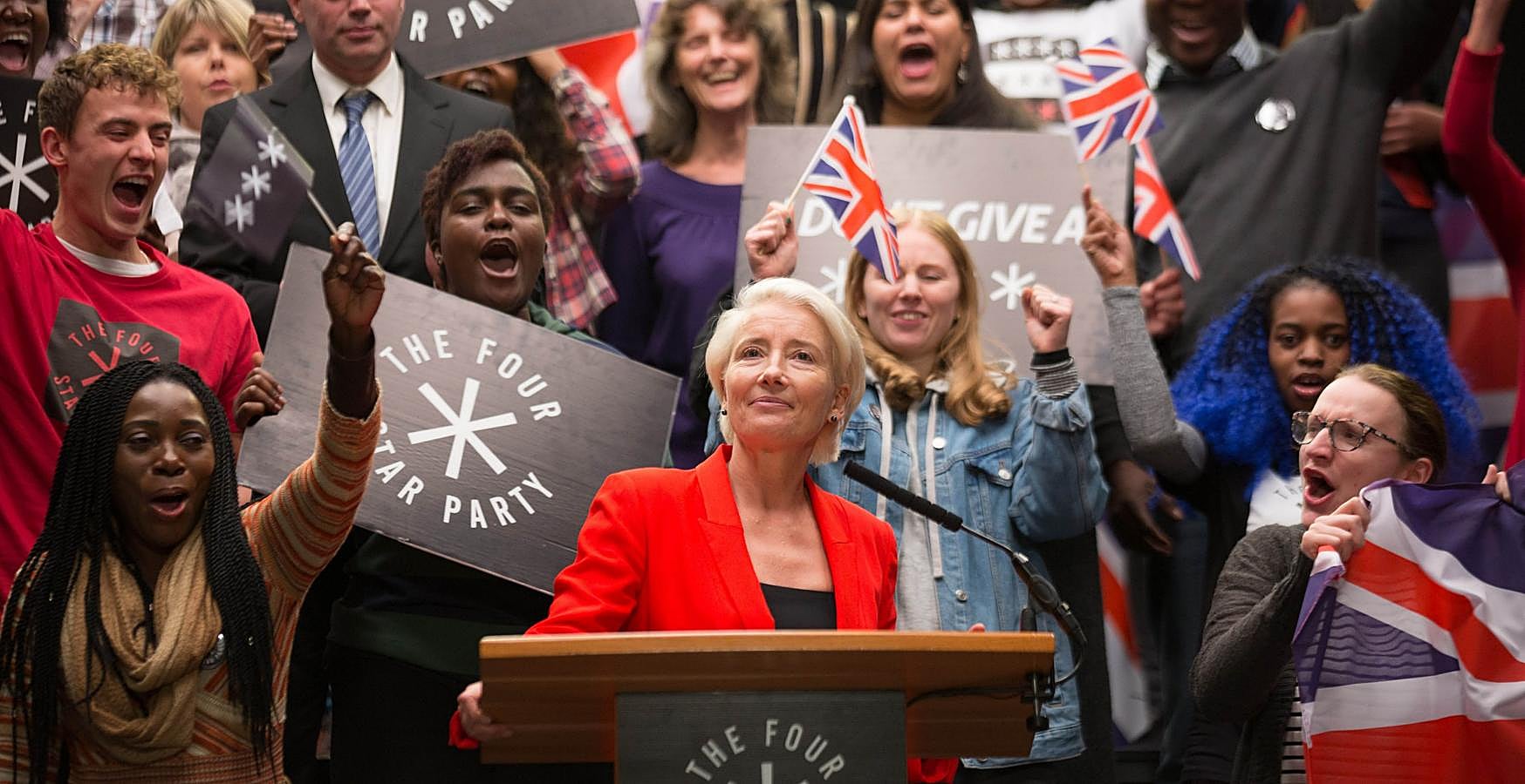 Years and Years. 6 episodios. MovistarEl próximo domingo día 6 la visionaria serie de Russell T. Davies llega a Movistar, y aunque su visionado no es fácil ni inocuo puede ser una excelente opción si quieres ver esa producción de la que tanto has oído hablar y que se ambienta en un Reino Unido en el que la vida y la política cambian radicalmente. Centrada en una familia en la que todo parece ir bien, la producción da un salto de cinco años para mostrar que la responsabilidad individual y la deriva consumista en la que estamos inmersos puede tener terribles consecuencias. En el reparto destaca Emma Thompson en el papel de una política sin escrúpulos, aunque también encontramos rostros conocidos de la televisión británica como Rory Kinnear, Russell Tovey o T’Nia Miller.