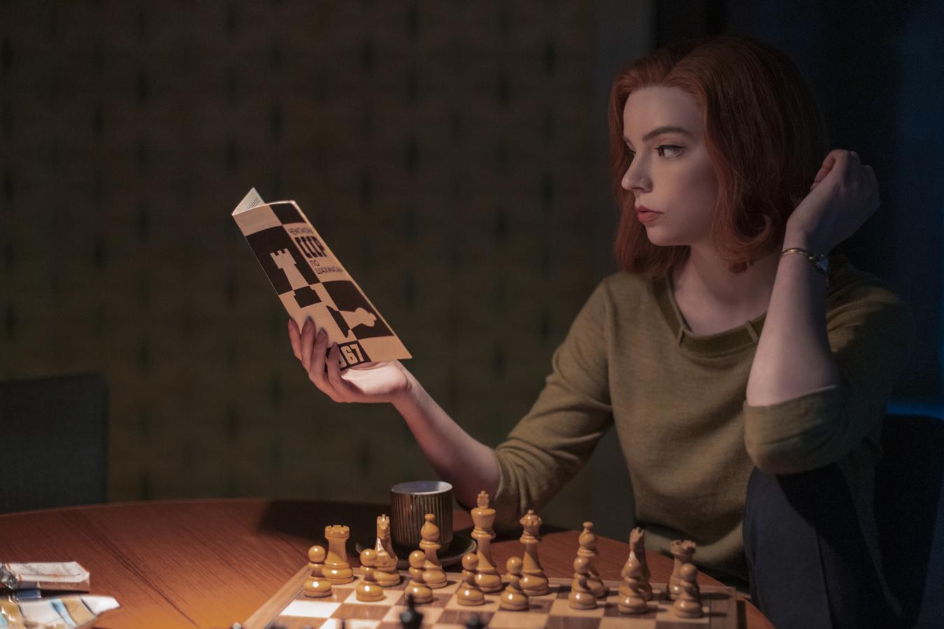 Gambito de Dama. 7 episodios. NetflixResponsable de incrementar en un 83% las ventas de tableros de ajedrez, la miniserie más vista de la historia de Netflix narra la historia de Beth Harmon, una huérfana prodigio de este juego de mesa. Ambientada a mediados de los 50, Harmon comenzó a destacar ya de niña en el juego, una fama que le obligó a lidiar con la popularidad y le llevó a engancharse al alcohol y las drogas. Basada en el libro homónimo de Walter Tevis, esta historia ficticia está protagonizada por Anya Taylor-Joy.