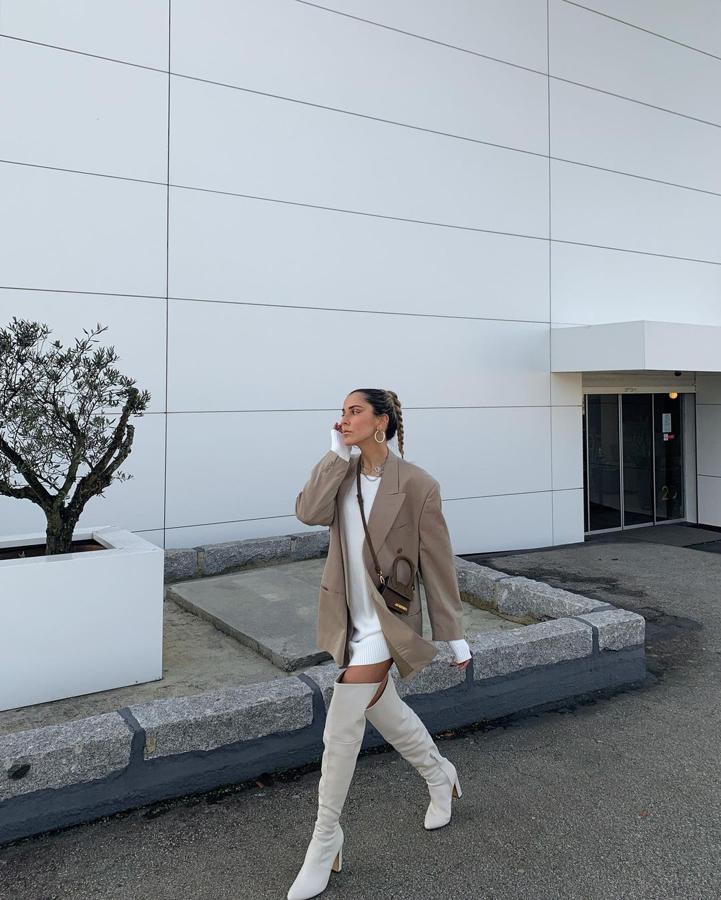 Sacar la versión más sexy de la blazer es posible llevándola con un jersey largo y botas XL por encima de la rodilla.