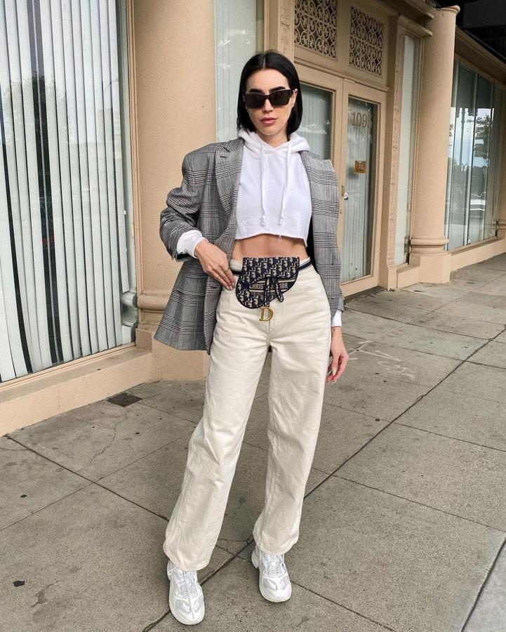 ¿Quién dijo que una blazer no puede ser sport? Combínala con una sudadera, zapatillas y pantalones rectos. ¡Nos encanta!