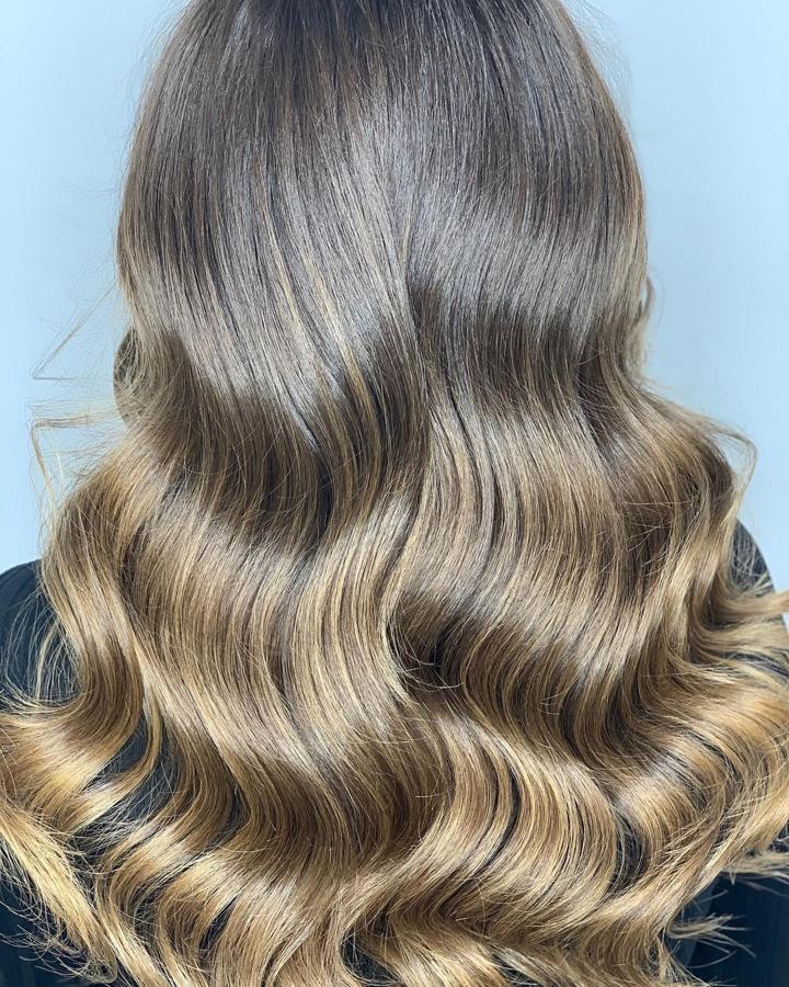 Si hay una tendencia que va seguir tomando fuerza es el brillo, sea cual sea tu color, un aspecto brillante transmite vitalidad y es rejuvenecedor. "Las técnicas de coloración son cada vez más sofisticadas y precisan de conocimientos y destreza para saber dónde aplicar estratégicamente los puntos de luz. También la combinación de algunas de ellas nos ayudan a conseguir un acabado espectacular. Para crear ese efecto raíz con una base natural, el melting es sin duda la técnica que va a arrasar en 2021 porque permite difuminar y hacer una transición tonal perfecta. Para aplicar las diferentes vetas de color, las balayage van a seguir aportando su toque maestro con los matices. De lo que se trata es facilitar el reflejo de la luz en el pelo, el verdadero efecto favorecedor", añade Rafael Bueno de Rafael Bueno Peluqueros.