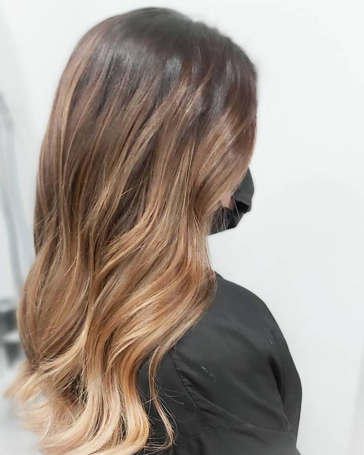 Nuestra melena presenta diferentes vetas de color de forma natural y en verano es cuando más se acentúan estos reflejos con mechones que se aclaran más que otros. Pues imagina poder llevar este look tan favorecedor todo el año. "El holiday hair es más que un modo de realizar los reflejos, es una actitud fresca y llena de energía que reproduce la belleza de nuestro pelo cuando estamos descansando. Para conseguirlo se deben trabajar varios tonos con distintas vetas y combinar varias técnicas, una de ellas, melting, nos permite crear una gradación tonal más natural desde la raíz y un resultado mejor conseguido", asegura Charo García de Salón Ilitia.