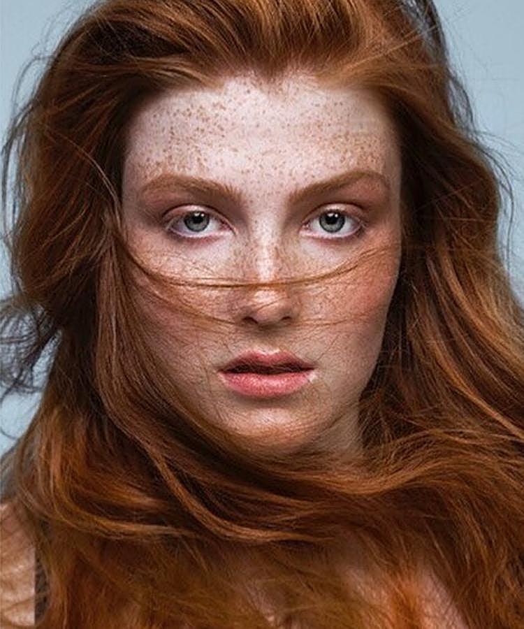 Los cobrizos mantienen su propuesta de atraernos a la vez que nos hacen soñar, pero lo hacen de un modo que los hacen aún más especiales. "La gama de los cobrizos consigue seguir la tendencia de jugar con varios tonos aliándose en la base con un tono madera, mezclándose con un chocolate negro, dándole toques rojos y destellos púrpuras intensos. Con todo ello conseguimos un color cálido, vibrante y, sobre todo, apasionante", recalca Raquel Saiz de Salón Blue.