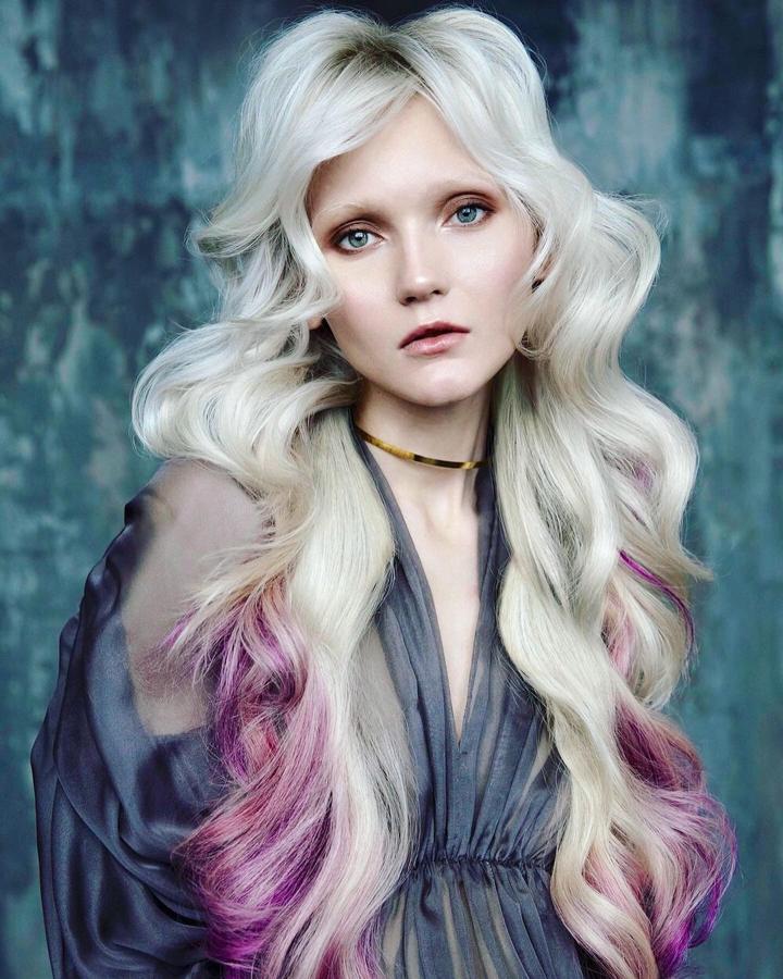 Los rubios son más transgresores cuando se les añade un poco de fantasía y esa es la actitud original que nos trae esta propuesta. "La coloración de fantasía se suma este año a los pasteles y lo hace sobre todo añadiéndose a los rubios en forma de reflejos que van desde los rosas, los lilas, los rojos más tenues y el azul, el color del año. Se puede repartir por toda la melena o hacerlo solo en las puntas, aunque siempre huyendo de los fuertes contrastes", matiza Alexander Kiryliuk de SK Style Barcelona.