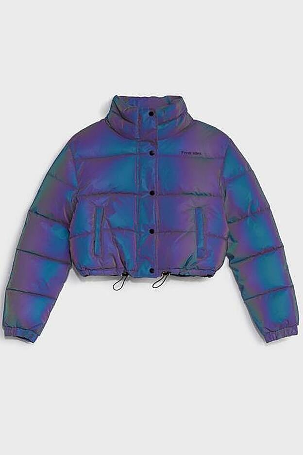 Plumífero cropped con efecto holográfico de Bershka.