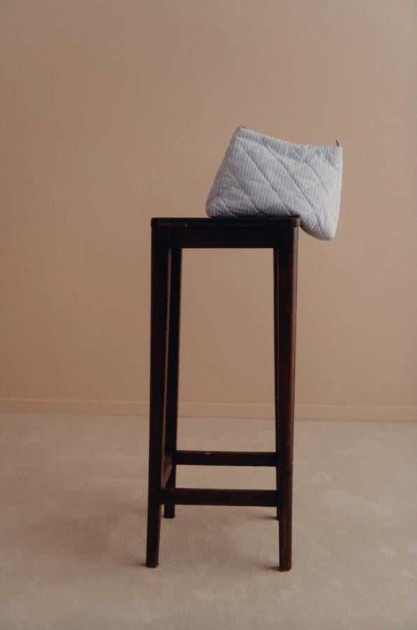 Diseño acolchado para este neceser con estampado de rayas azules, bolsillo interior y cierre de cremallera metálica de Zara que cuesta 17,95 euros.