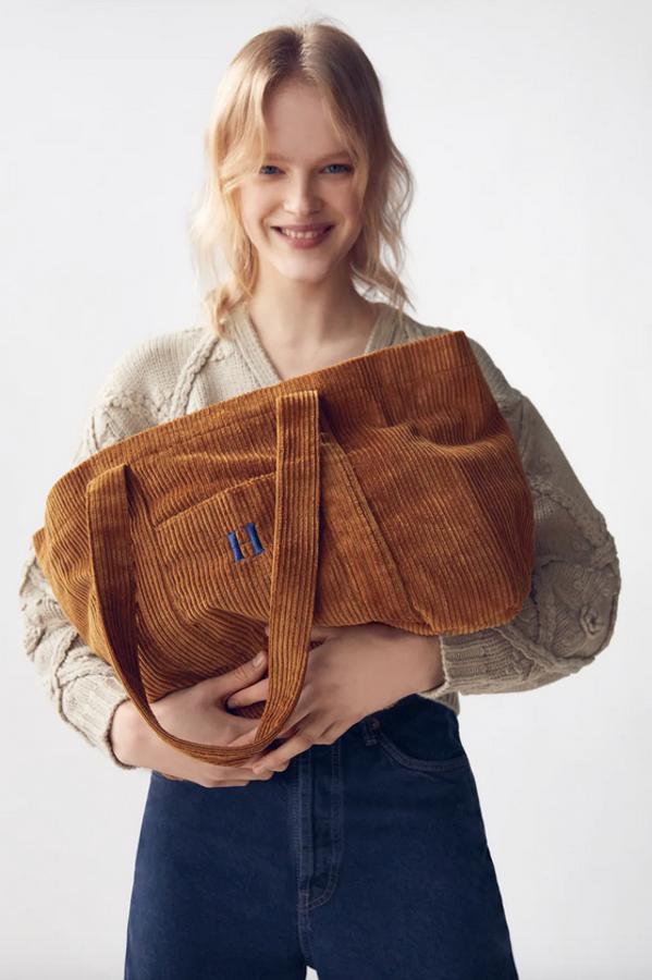 En naranja teja, este bolso shopper con cuerpo de pana, asas de hombro a tono, interior forrado y cierre de cremallera, este bolso shopper de Zara tiene un precio de 25,95 euros y puedes personalizarlo por 3 euros más.