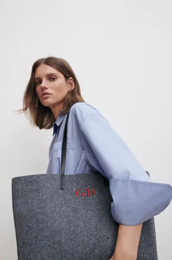 En el diseño más funcional de los bolsos, el shopper, esta propuesta de Zara en color gris con cuerpo de fieltro, asas de hombro y bolsa interior forrada con cierre de cremallera cuesta 19,95 euros y por tres euros más se puede personalizar.