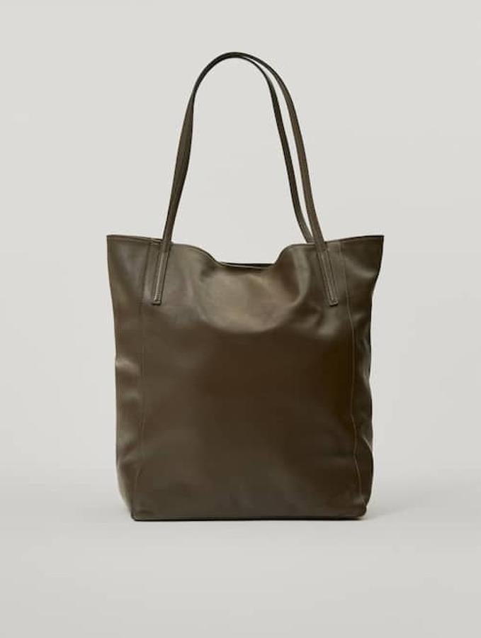 En caqui o en beige, este bolso tote de Massimo Dutti confeccionado en piel bovina viene con dos asas de hombro, un compartimento principal y cierre mediante imán oculto. Cuesta 99,95 euros y es personalizable.