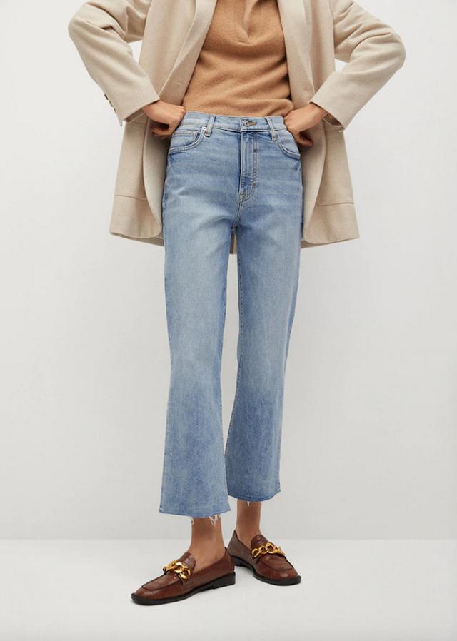 En azul medio, con diseño crop, bajo acampanado y cinco bolsillos, estos vaqueros de Mango confeccionados en algodón estilo denim tienen un precio de 29,99 euros y está disponible entre las tallas 32 y 44.