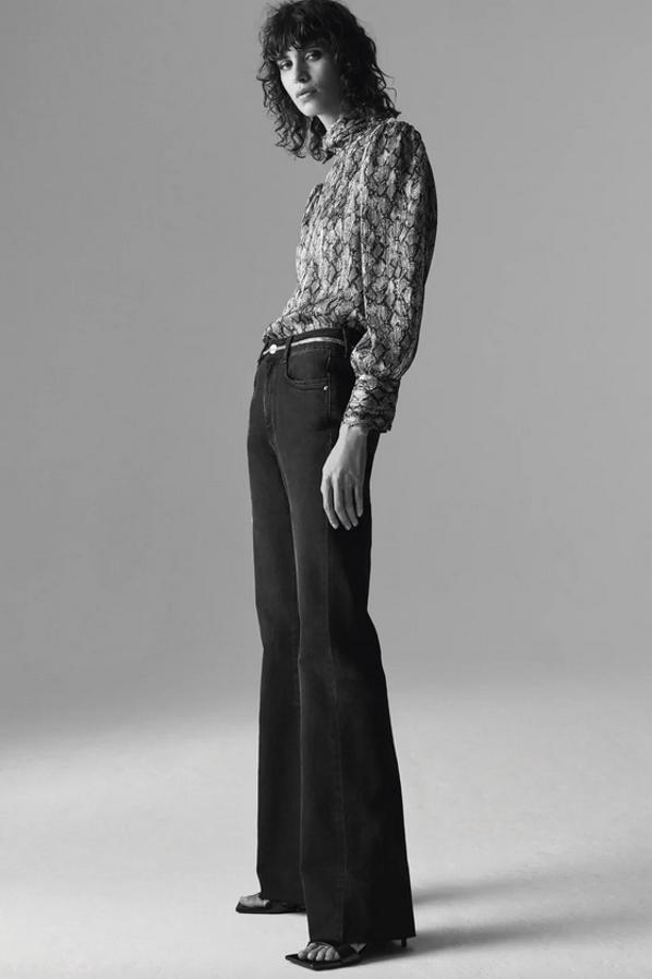 Confeccionado con al menos un 15% de algodón reciclado, estos vaqueros en color negro de tiro alto con efecto lavado y detalle de cinturón metálico viene con bajos acabados en evasé y sin costura. Es de Zara, tiene un precio de 25,95 euros y está disponible entre las tallas 32 y 44.