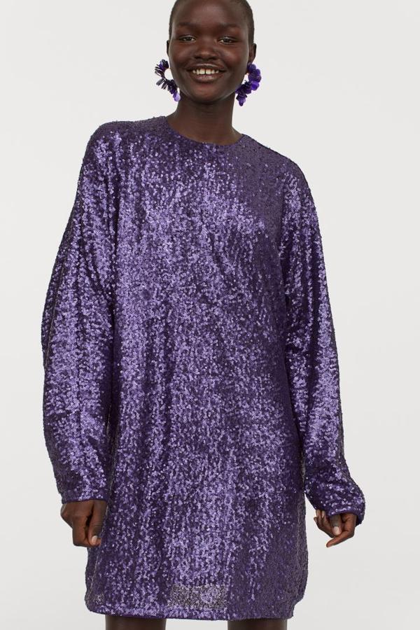 Un diseño suelto de H&M disponible hasta la XXL que puede llegar hasta una talla 48 o incluso una 50. Se trata de un vestido corto confeccionado en malla de poliéster reciclado con lentejuelas con mangas murciélago, cuello redondo y sección cut-out en la espalda con botón oculto en la nuca (H&M, 19,99 euros).