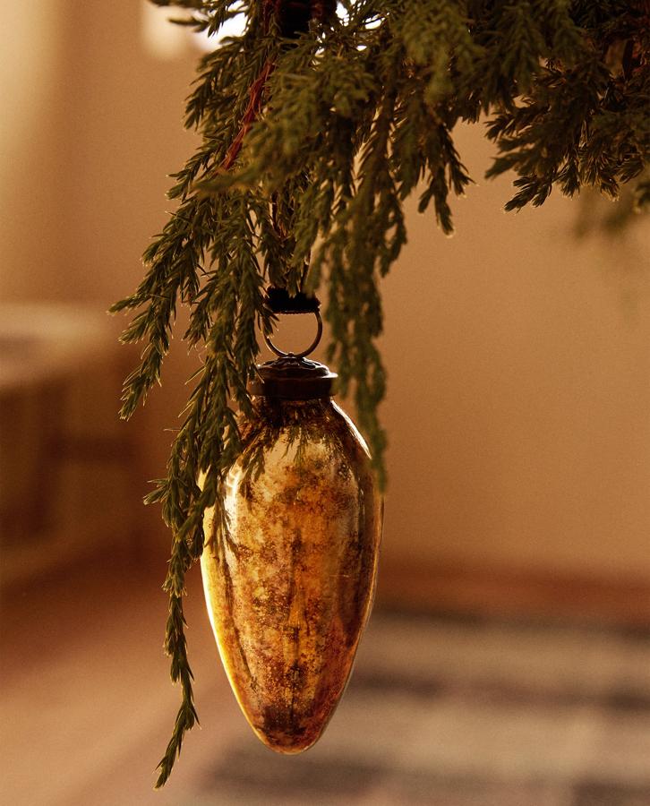 Estas bolas con acabado antiguo cuestan 4.99 euros en Zara Home.