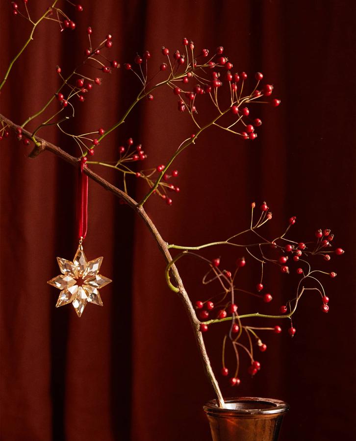Esta estrella de cristal dará un toque muy elegante y sofisticado a tu árbol de Navidad. Cuestan 7.99 euros en Zara Home.