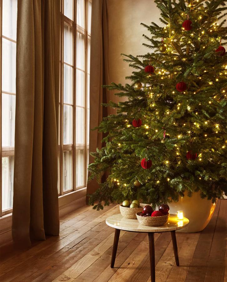 Estas bolas de terciopelo rojo para tu árbol de Navidad cuestan 9.95 euros en Zara Home.