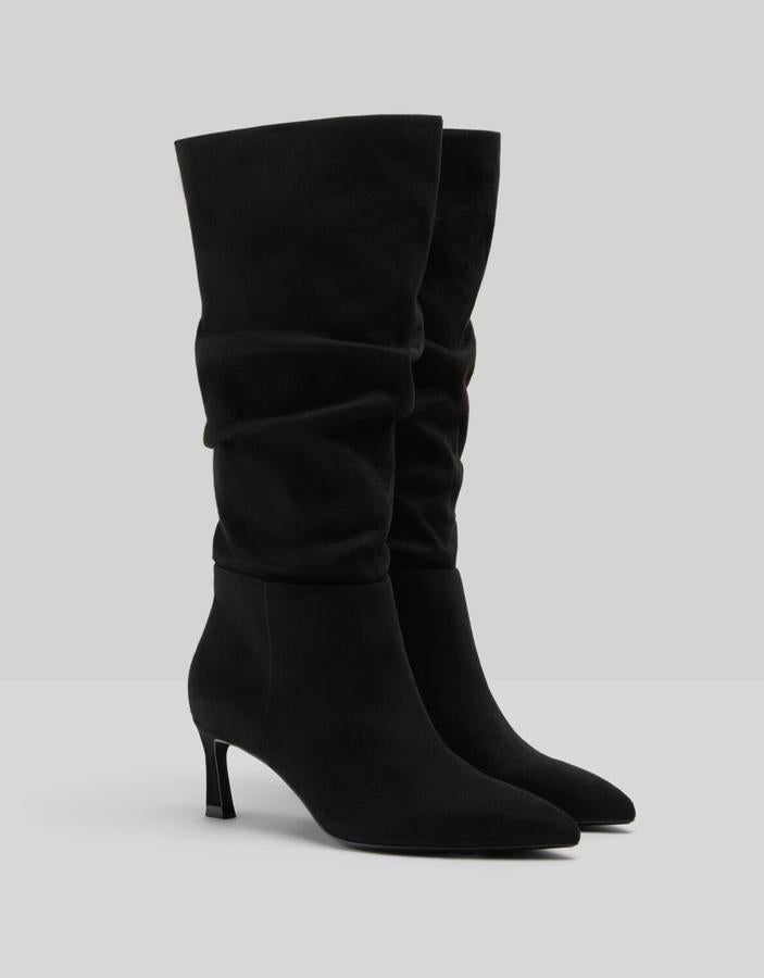 En tejido de color negro, estas botas altas con tacón medio de seis centímetros y caña de efecto arrugado tienen un precio de 39,99 euros.