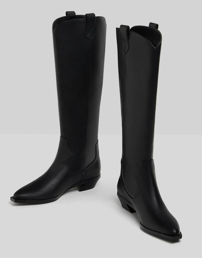 De estilo cowboy, estas botas de caña alta en color negro cuentan con punta cuadrada y un tacón de cuatro centímetros de altura. Tienen un precio de 59,99 euros.