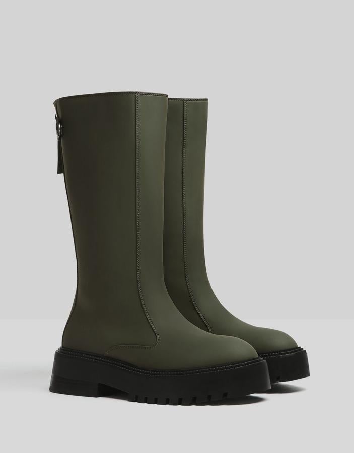 En color verde caqui, estas botas planas de media caña con suela track cuentan con cierre mediante cremallera y tienen un precio de 45,99 euros.