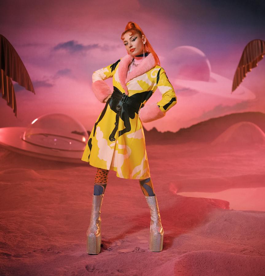 Abrigo estampado con detalles de pelo, de la colección Planeta Evasión de Miranda Makaroff para Desigual.