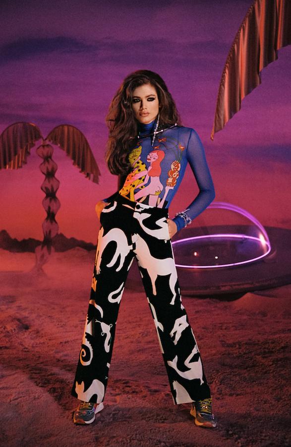 La modelo Valentina Sampaio con un look de la colección Planeta Evasión de Miranda Makaroff para Desigual.