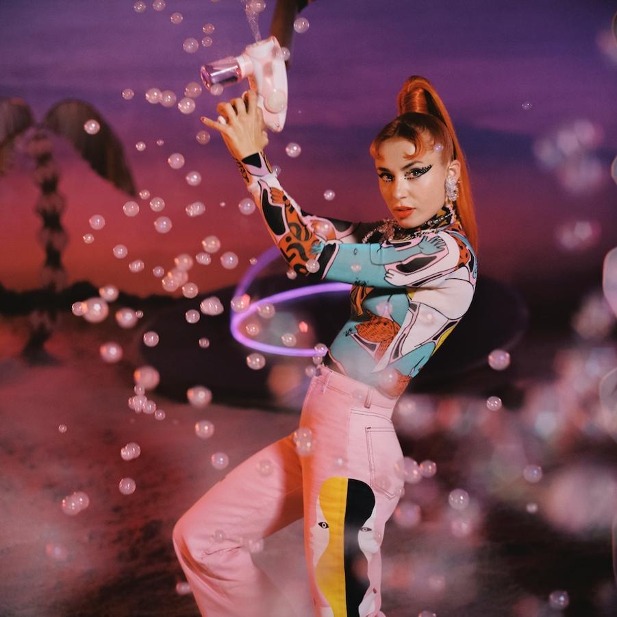 La propia Miranda Makaroff interprentando sus looks diseñados para Desigual.