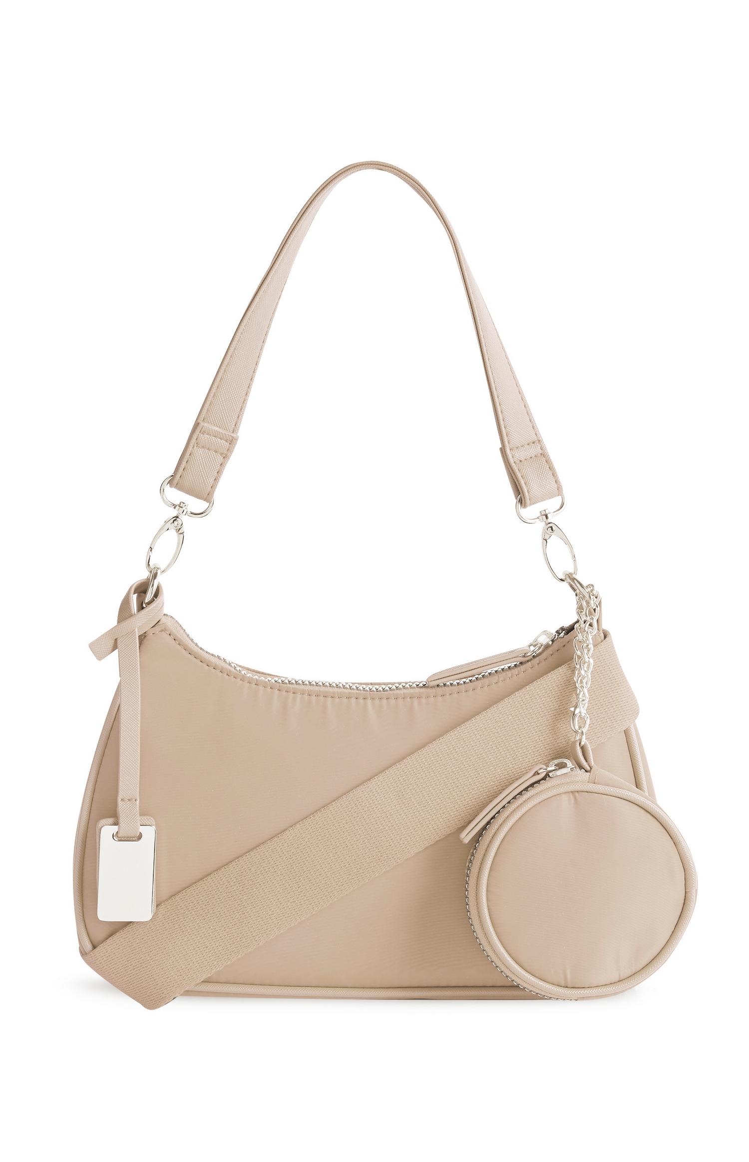 Bolso baguette de nylon en color beige con tres posiciones: asa corta, ancha y larga o de mano. Hecho a partir de materiales reciclados. Uno de los más vendidos de Primark por 10 euros.