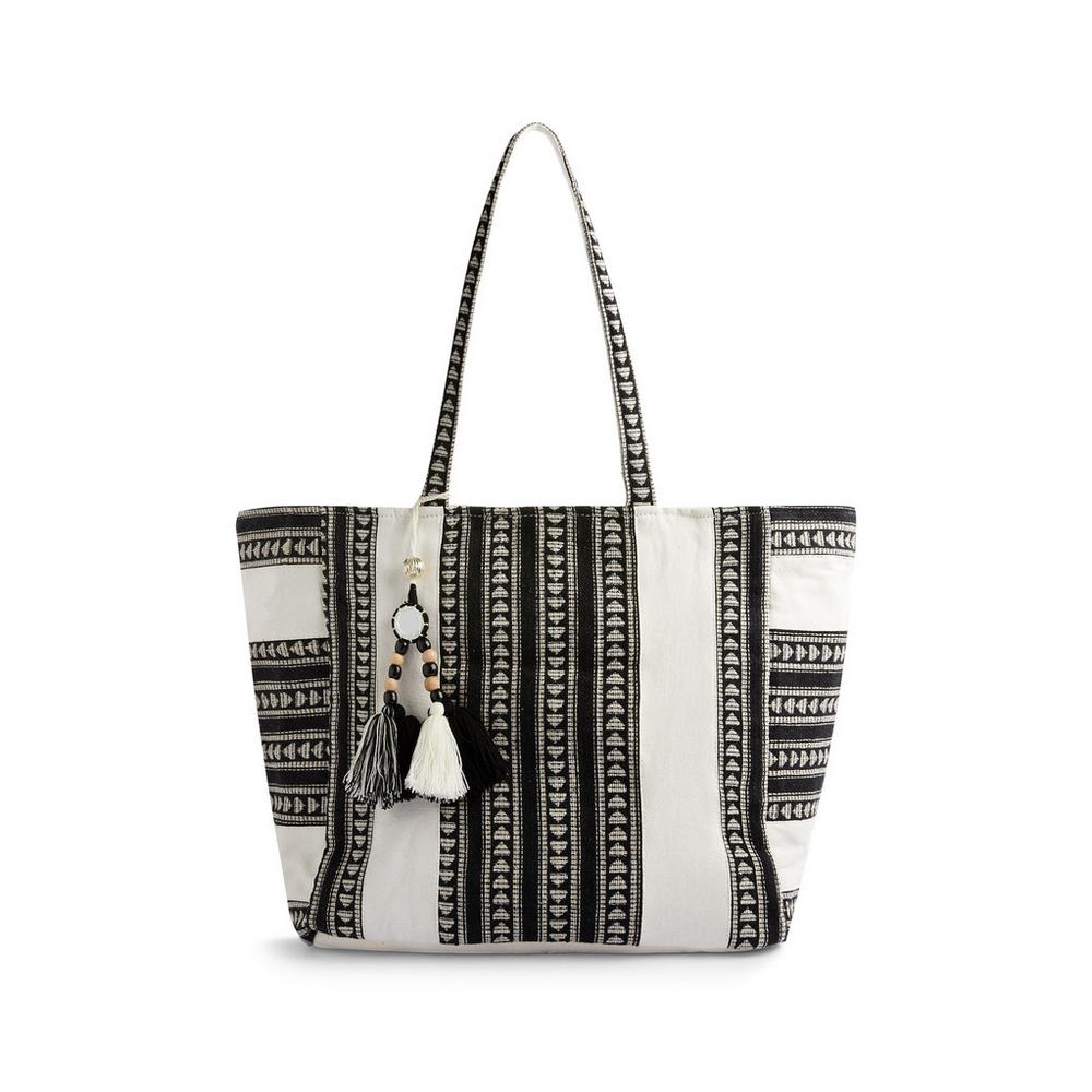 Amplio, cómodo y con el estampado estrella de la temporada, el jacquard. (10 euros).