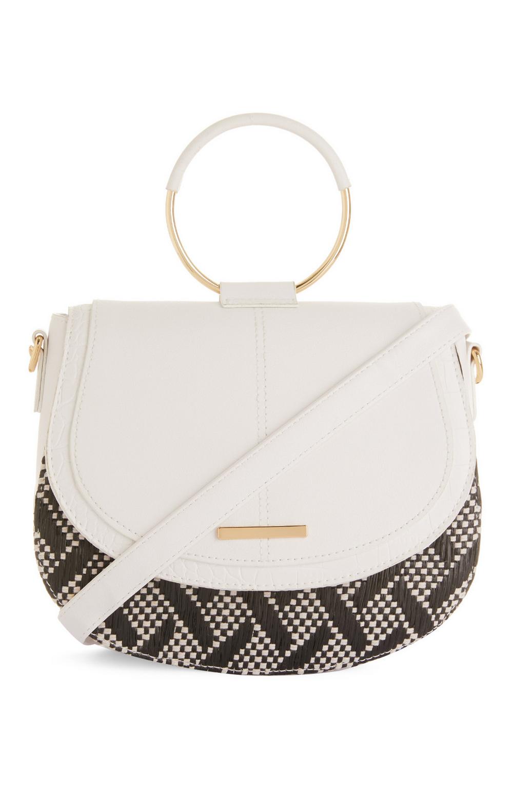 Bolso de mano blanco con estampado, asa de metal redonda y asa blanca larga para cambiar de posición al gusto. (12 euros).