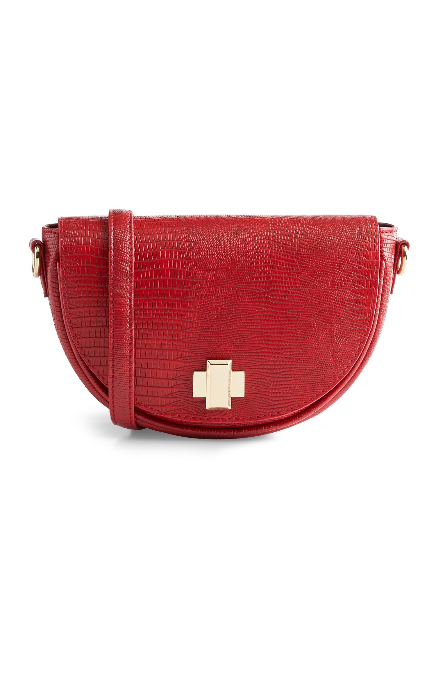 Bolso media luna en rojo con grabado de cocodrilo y multiposición. (8 euros).