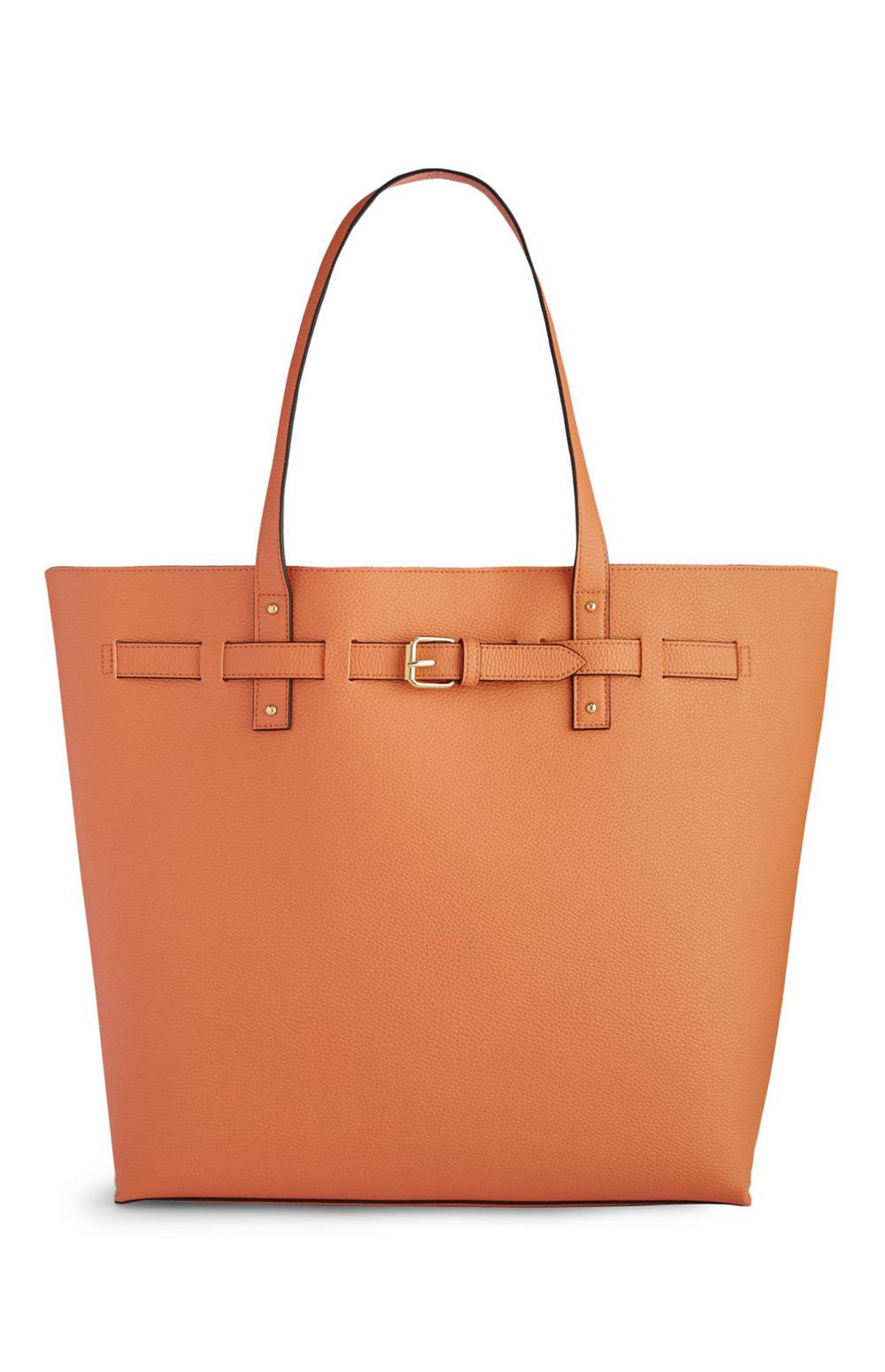 Inyecta color a tus looks de invierno con este bolso shopper en naranja. (10 euros).