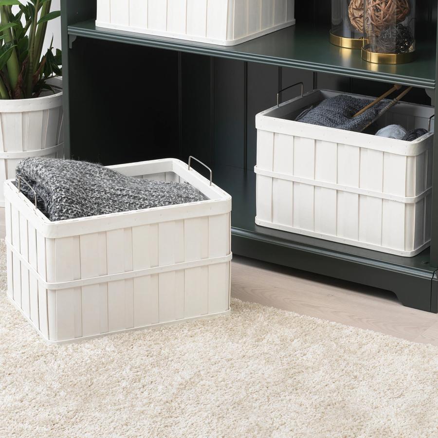 En color blanco, esta cesta tipo caja con asa de metal tiene unas medidas de 36x27x23 centímetros y tiene un precio de 15 euros.