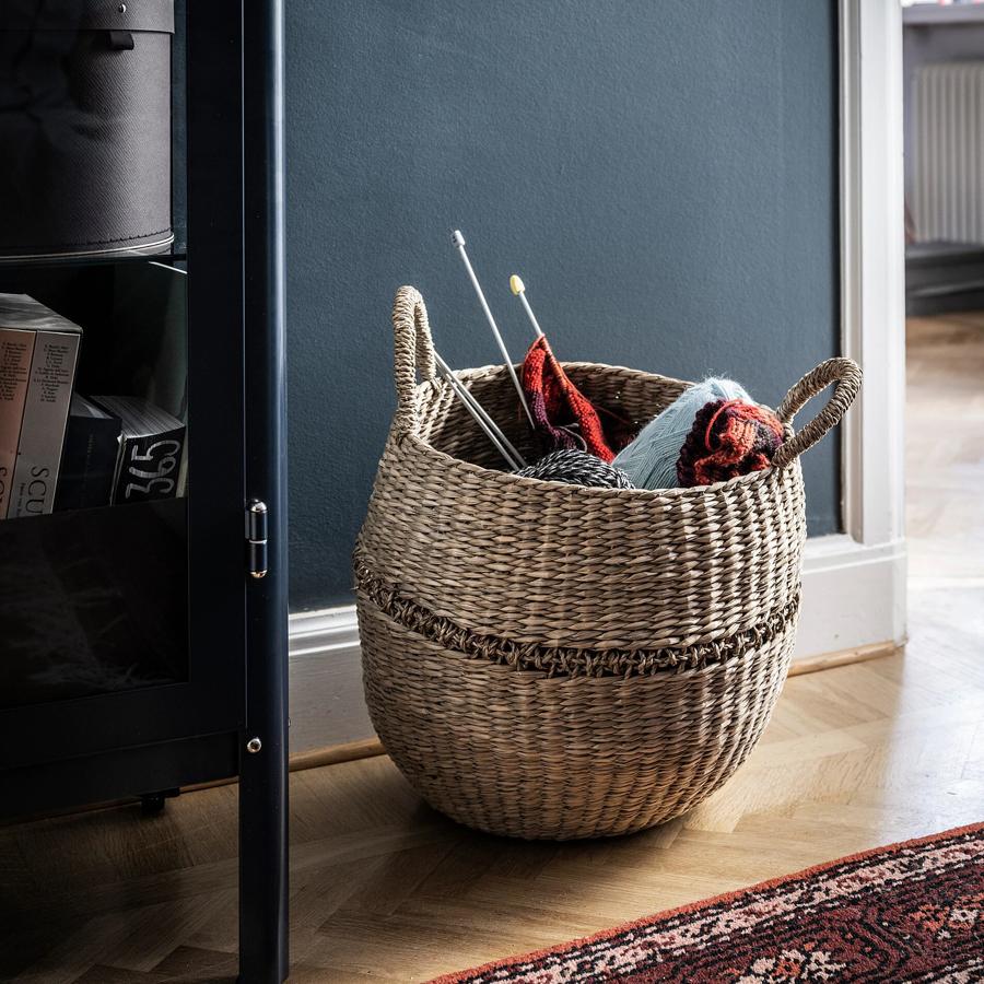 Esta cesta natural creada con junco de agua tiene unas medidas de 50x40 centímetros y un precio de 20 euros.