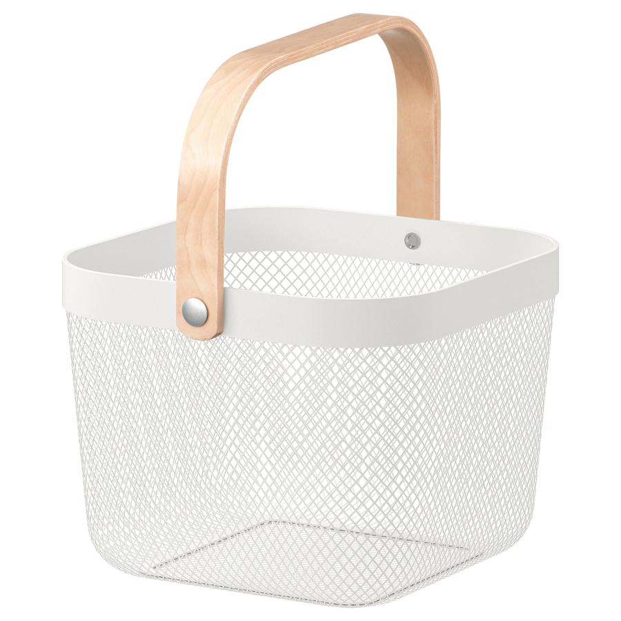 Esta cesta de malla de acero en color blanco y asa en madera tiene unas medidas de 25x26x18 centímetros y tiene un precio de 7 euros.