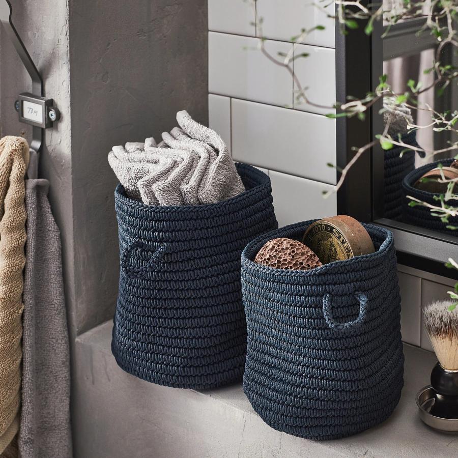 Este juego de dos cestas de pequeño tamaño en color azul está hecho a mano por artesanos expertos de Vietnam y tiene un precio de 8 euros.