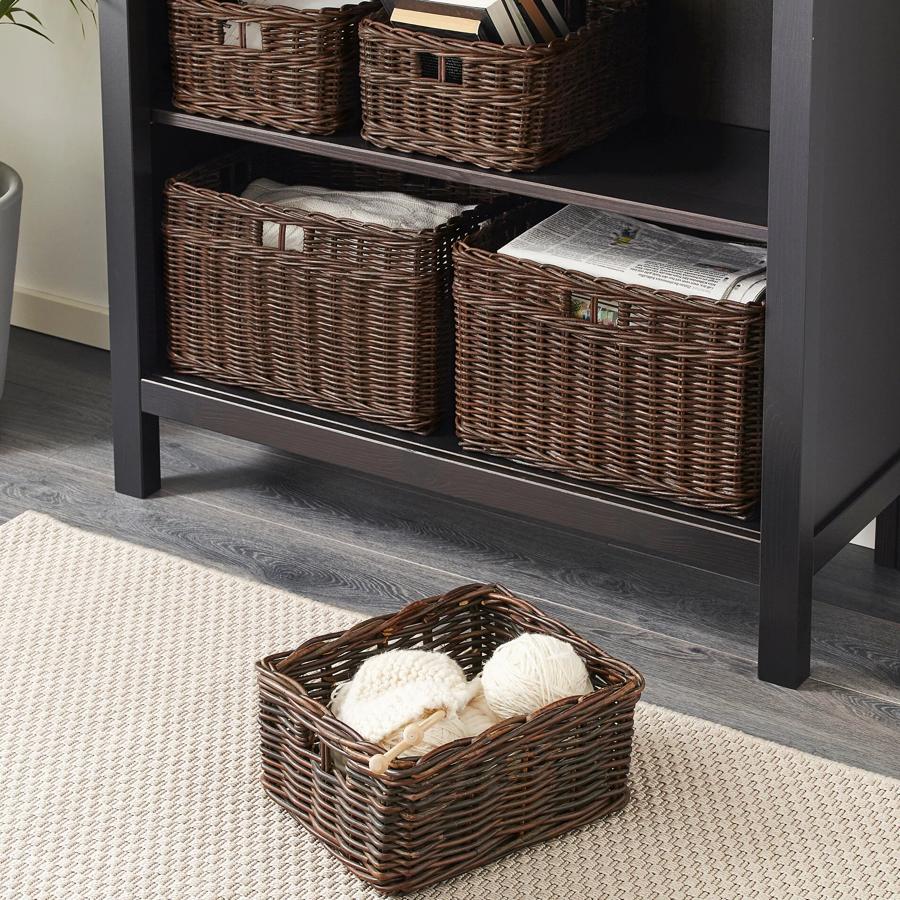 De pequeño tamaño, esta caja de ratán tejido a mano en color marrón oscuro mide 25x29x15 centímetros y tiene un precio de 6 euros.