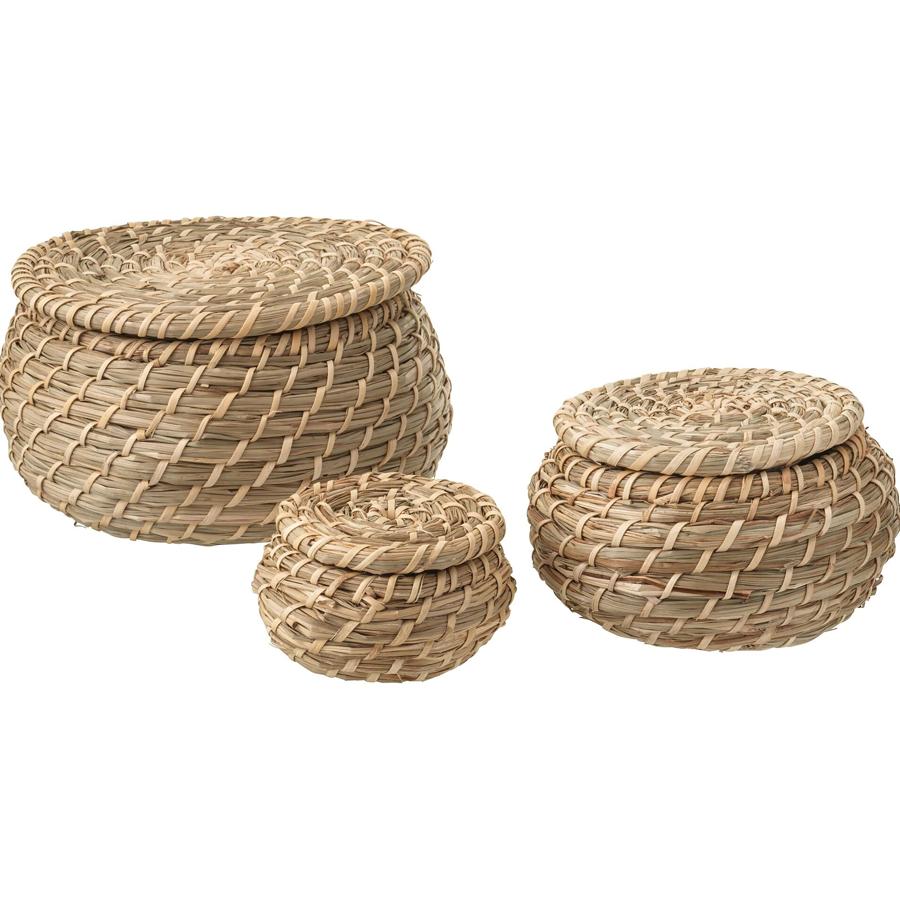 De pequeño tamaño, en color natural y fabricadas con junco de agua, estas tres cestas con tapa tienen un precio de 12 euros.