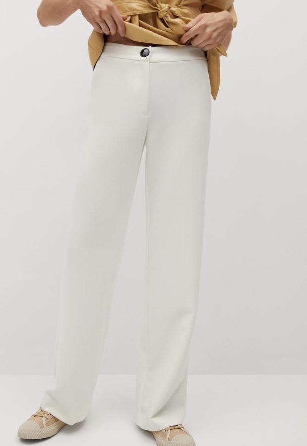 De tiro alto y con diseño recto, este pantalón palazzo con tejido fluido y cierre de cremallera y botón es de Mango y tiene un precio de 29,99 euros.
