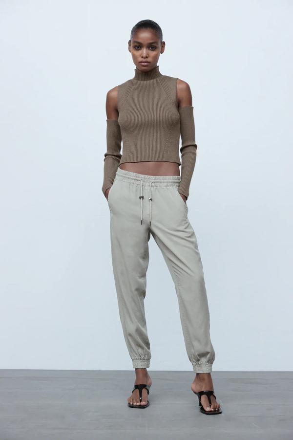 Estos pantalones 'jogging' de los Special Prices de Zara cuestan 15.99 euros, y están disponibles en tres colores: estos en tono piedra...