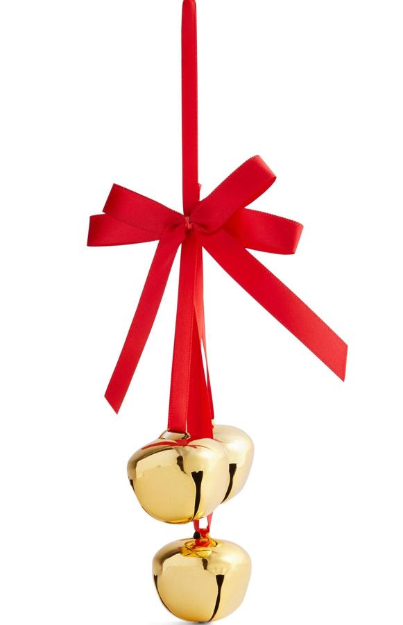 Este adorno con forma de campana en color dorado y cinta en rojo tiene un precio de 2 euros.