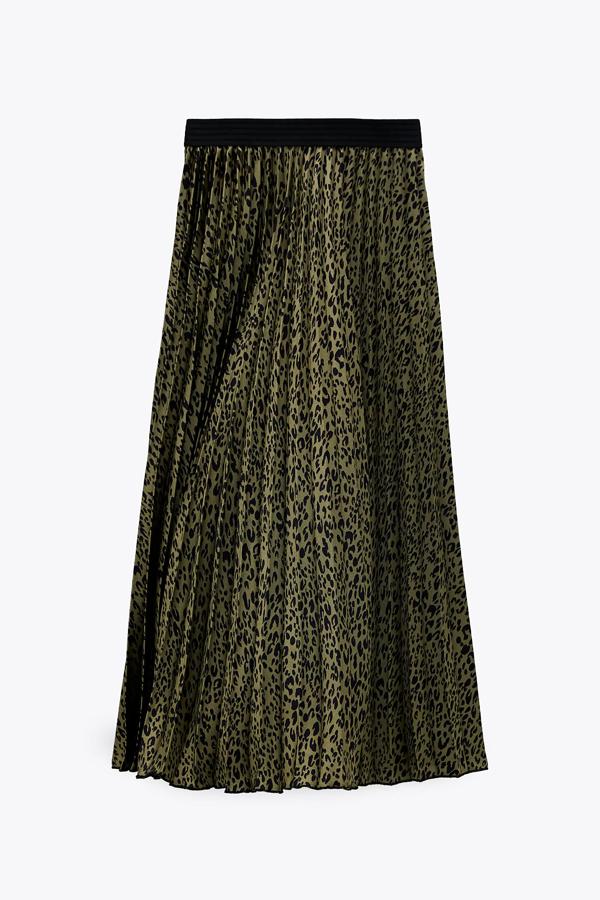 Con estampado animal en color verde, esta falda plisada con cintura elástica es de Zara y tiene un precio de 29,95 euros.