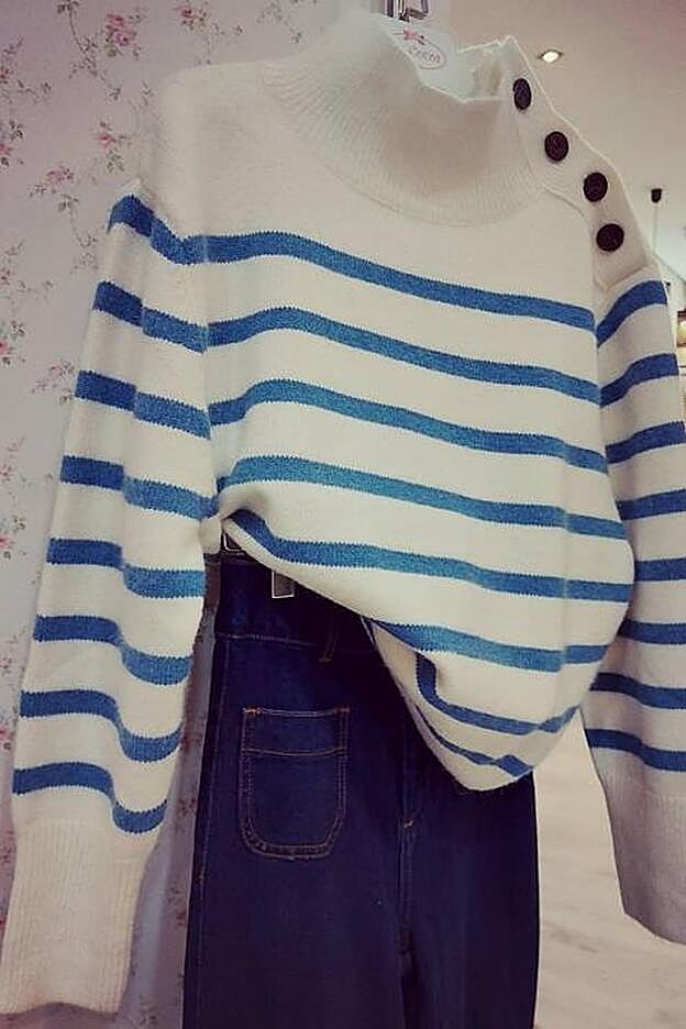 Este jesery de rayas con botones en el hombro es de una tienda de Candás (Asturias), tierra natal de la actriz.