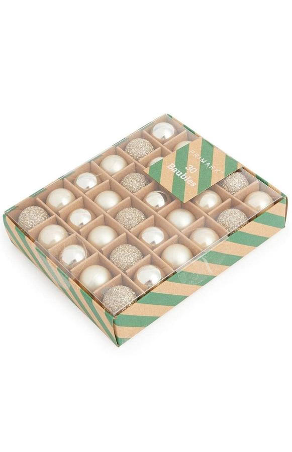 Este pack de 30 bolas de navidad en color dorado tiene un precio de 1,50 euros.