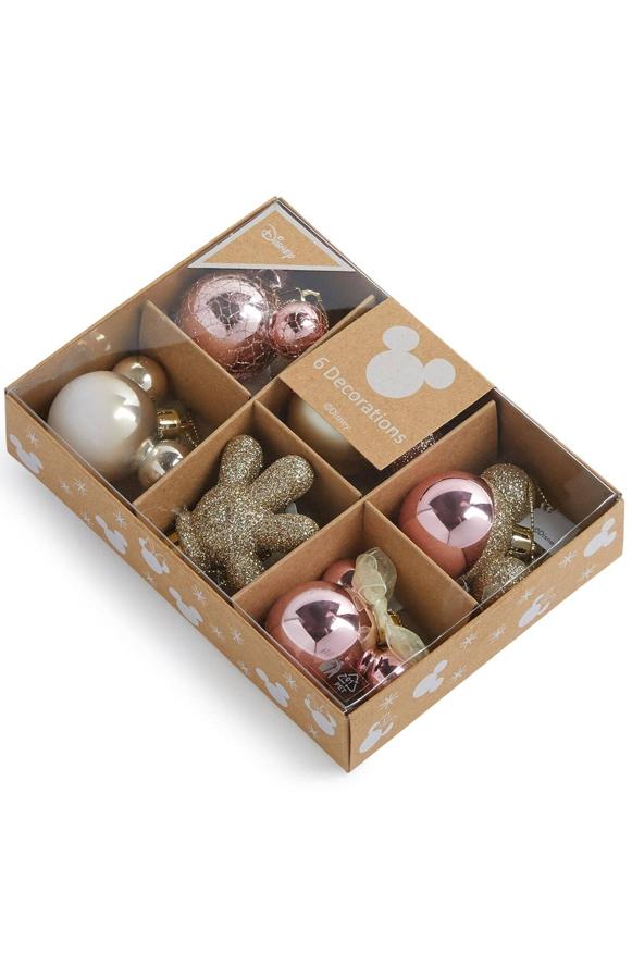 Con el blanco, el dorado y el rosa como protagonistas, este pack de seis bolas de navidad de Minnie Mouse quedará genial en tu árbol. Tiene un precio de 4 euros.